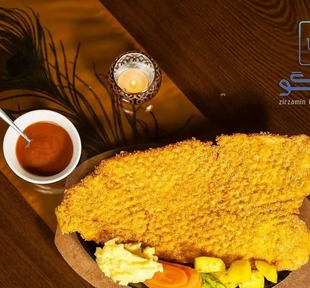 فیله سوخاری بزرگ و خوشمزه با پوره و سس در کافه رستوران زیرزمین. بهترین انتخاب برای ناهار و شام.