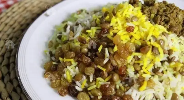 عدس پلو مجلسی با کشمش شیرین، برنج زعفرانی معطر و گوشت چرخ کرده. غذای اصیل و سنتی ایرانی در رستوران دیزی میزی.