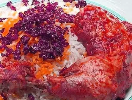 زارشک پلو با مرغ مجلسی و برنج زعفرانی رستوران سنتی دیزی میزی. غذایی لذیذ، اصیل و پرطرفدار ایرانی با طعمی به یادماندنی.