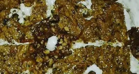 دسر سنتی خوش‌طعم و شیرین با تزیین مغزهای مقوی و سس مخصوص، گزینه‌ای عالی در منوی رستوران سنتی دیزی میزی.