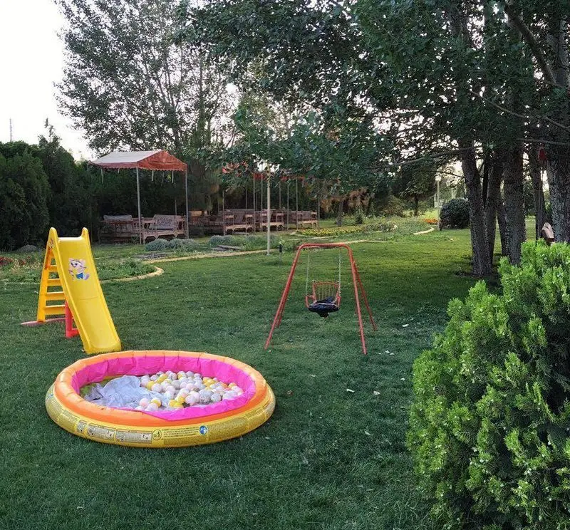 رستوران باغ گلستان: فضای باز سرسبز و دلنشین با امکانات بازی کودکان شامل سرسره، استخر توپ و تاب. محیطی ایده آل برای خانواده‌ها.