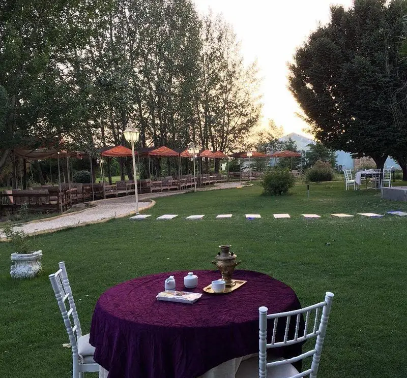 باغ گلستان، رستورانی سنتی با فضای سبز وسیع و دلنشین، میز چای با سماور در فضای باز، ایده‌آل برای اوقات آرام و دلپذیر.