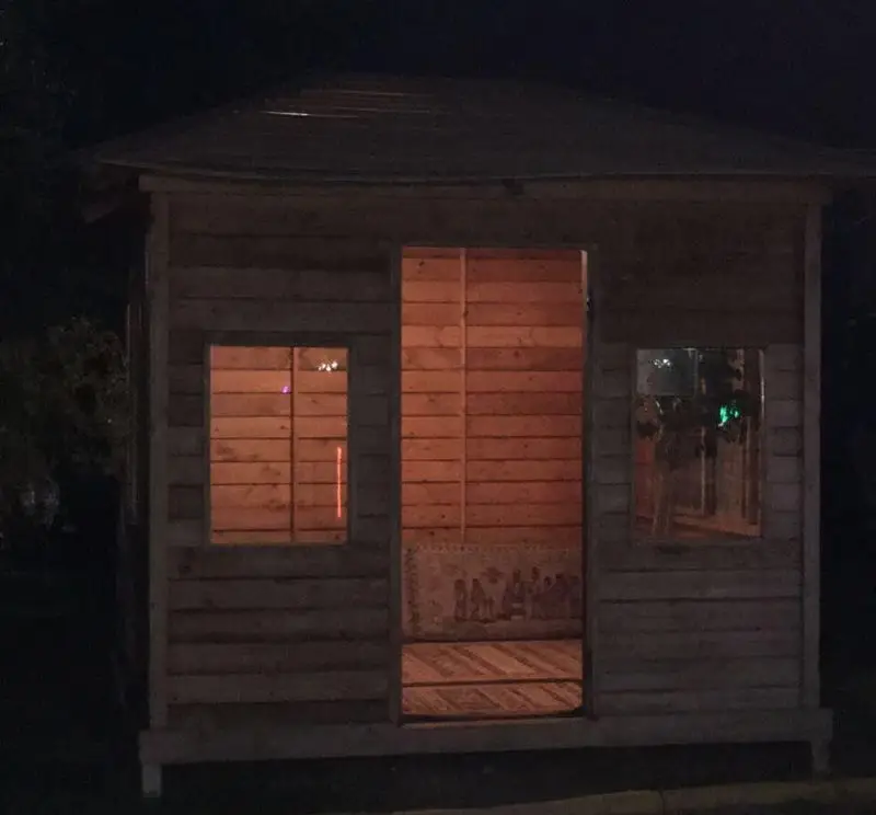 آلاچیق چوبی و محیط دلنشین شبانه رستوران باغ گلستان، فضایی ایده آل برای تجربه غذایی لذت بخش در یک محیط سنتی و آرام.