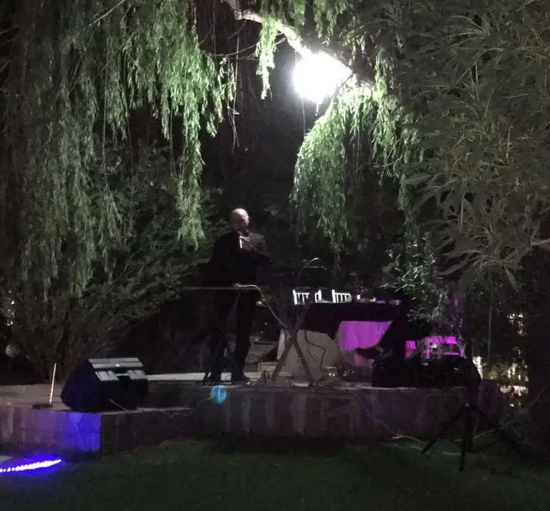 لذت بخشیدن به موسیقی زنده در فضای شبانه و سرسبز رستوران باغ گلستان، مکانی عالی برای جشن‌ها و لحظات به یادماندنی.