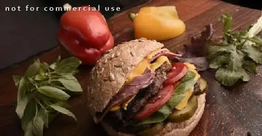 ساندویچی ایستگاه ساندویچ: همبرگر پرملات و لذیذ با گوشت، پنیر، ژامبون، سبزیجات تازه و نان ویژه.