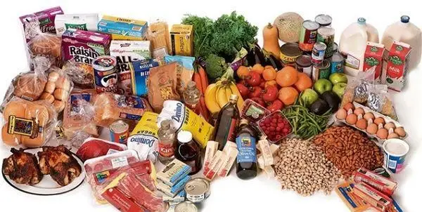 تصویری جامع از انواع مواد غذایی تازه و بسته‌بندی شده، میوه‌ها، سبزیجات، گوشت، لبنیات، خشکبار و کنسروها در فروشگاه ترش و شیرین ۱۱۰