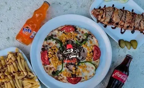 غذای خوشمزه رستوران دمشق الاصیله: پیتزای سبزیجات، سیب زمینی سرخ کرده، مرغ گریل با سس و نوشابه فانتا و کوکاکولا.