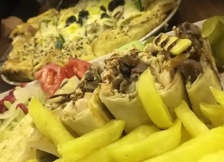 شاورما مرغ و گوشت آبدار به همراه سیب زمینی سرخ کرده و پیتزا تازه در رستوران دمشق الاصیله، یک تجربه غذایی بی‌نظیر.