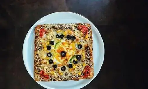 تصویر پیتزا سبزیجات مربعی دمشق الاصیله با ترکیبات تازه قارچ، زیتون، ذرت، فلفل دلمه و گوجه؛ طعمی بی‌نظیر و کیفیت عالی.