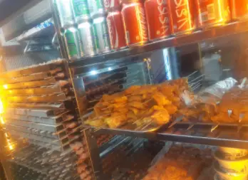 نمایی از کبابسرای سنتی گل گندم، با انواع کباب‌های تازه در حال آماده‌سازی و نوشیدنی‌های خنک. تجربه‌ای دلنشین از کباب اصیل ایرانی.