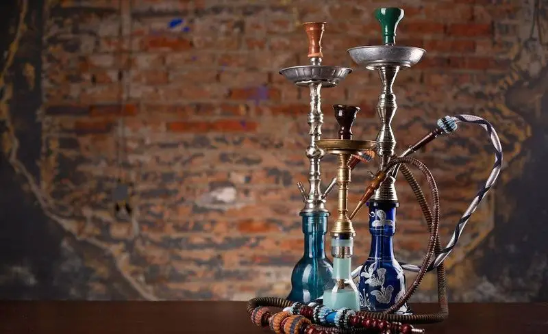 انواع قلیان‌های سنتی و شیک ایرانی در کافه رستوران عمارت سنتی ایرانی، تجربه‌ای دلنشین با طعم‌های متنوع و محیطی دنج و آرام.