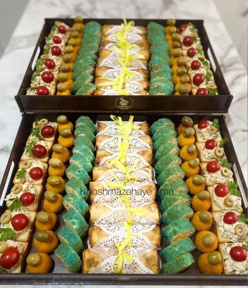 سینی فینگرفود و مزه‌های متنوع و اشتهاآور کیک و شیرینی خوشمزه های ما؛ ایده‌آل برای پذیرایی از مهمانی‌ها و جشن‌های شما.