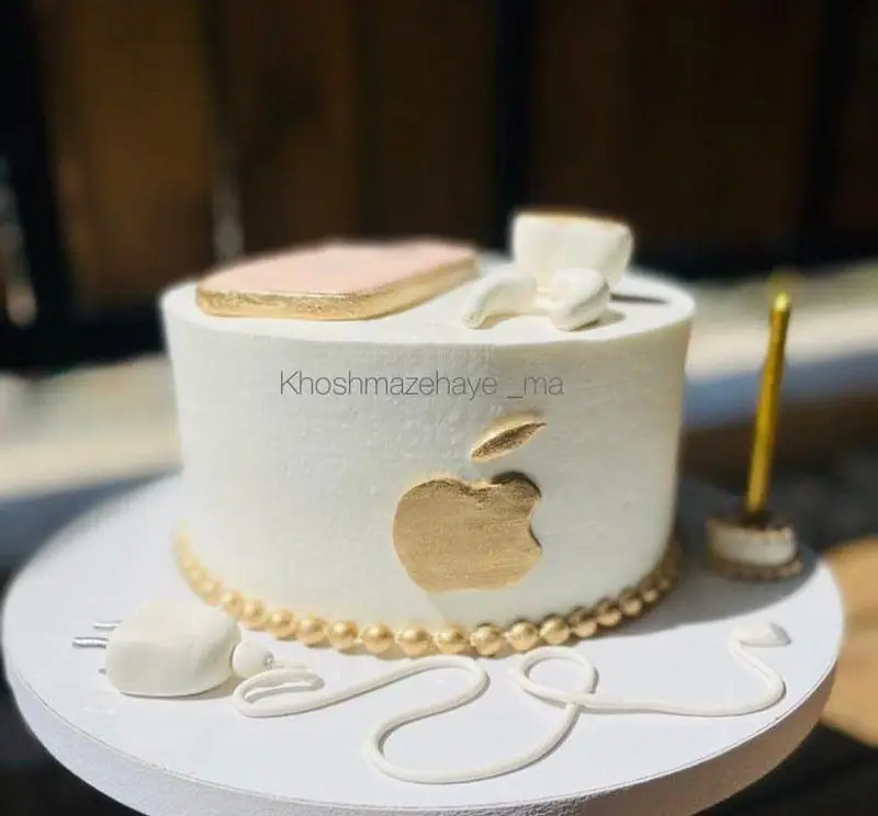 کیک تولد و جشن خاص با تم اپل، تزیین شده با آیفون، ایرپاد و لوگوی طلایی اپل و شارژر سفید. از کیک وشیرینی خوشمزه های ما.
