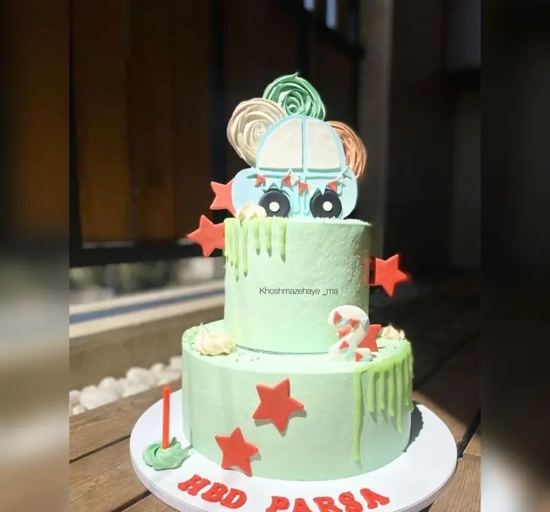 کیک تولد دو طبقه پسرانه با تم ماشین و ستاره، رنگ سبز روشن، مناسب جشن تولد کودک، کیک و شیرینی خوشمزه های ما، سفارش پارسا.