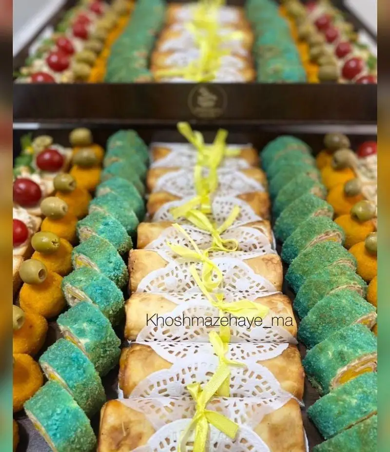 فینگرفودهای مجلسی و متنوع شامل رول‌های آبی و اسپرینگ رول طلایی، ایده‌آل برای پذیرایی از میهمانان شما توسط خوشمزه های ما.