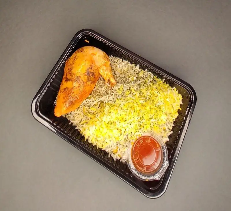 کترینگ لوتوس، ارائه دهنده غذای ایرانی: چلو مرغ زعفرانی و شوید پلو در ظرف یکبار مصرف، غذای آماده شرکتی و سازمانی با سس مخصوص.