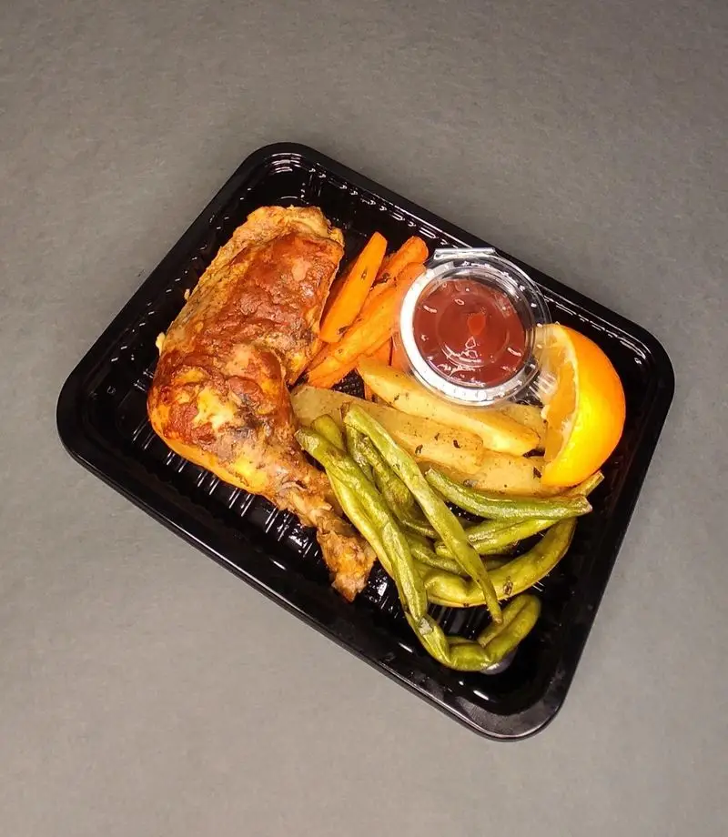 غذای بیرون‌بر کترینگ لوتوس: ران مرغ بریان با سیب‌زمینی سرخ‌کرده، لوبیا سبز و سس کچاپ. مناسب سفارش آنلاین غذای سالم و شرکتی.