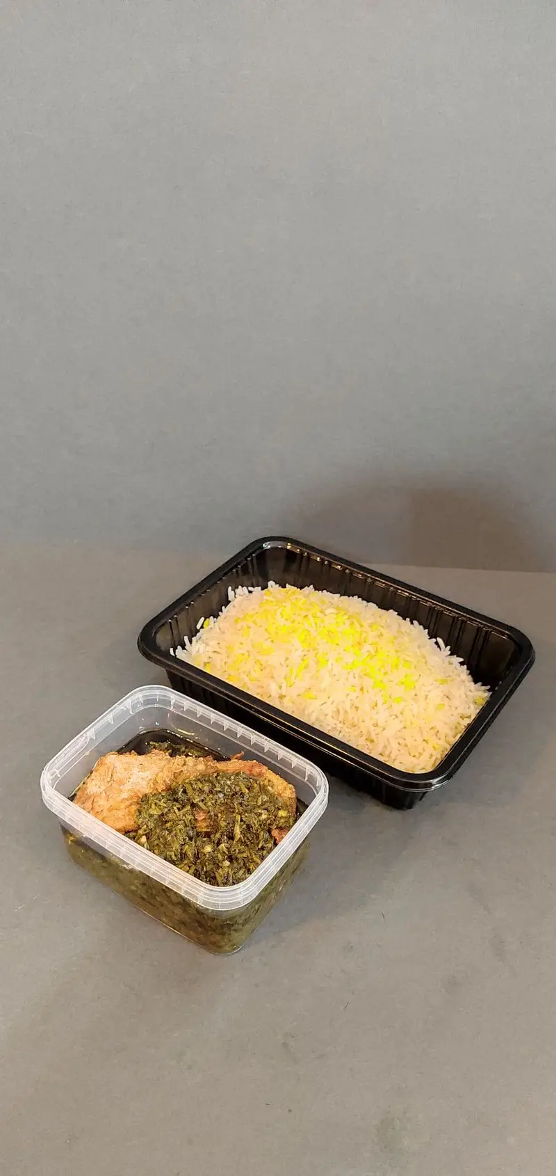 سفارش بیرون‌بر کترینگ لوتوس: یک پرس کامل چلو زعفرانی و خورشت قورمه سبزی با گوشت در بسته‌بندی مناسب و بهداشتی.