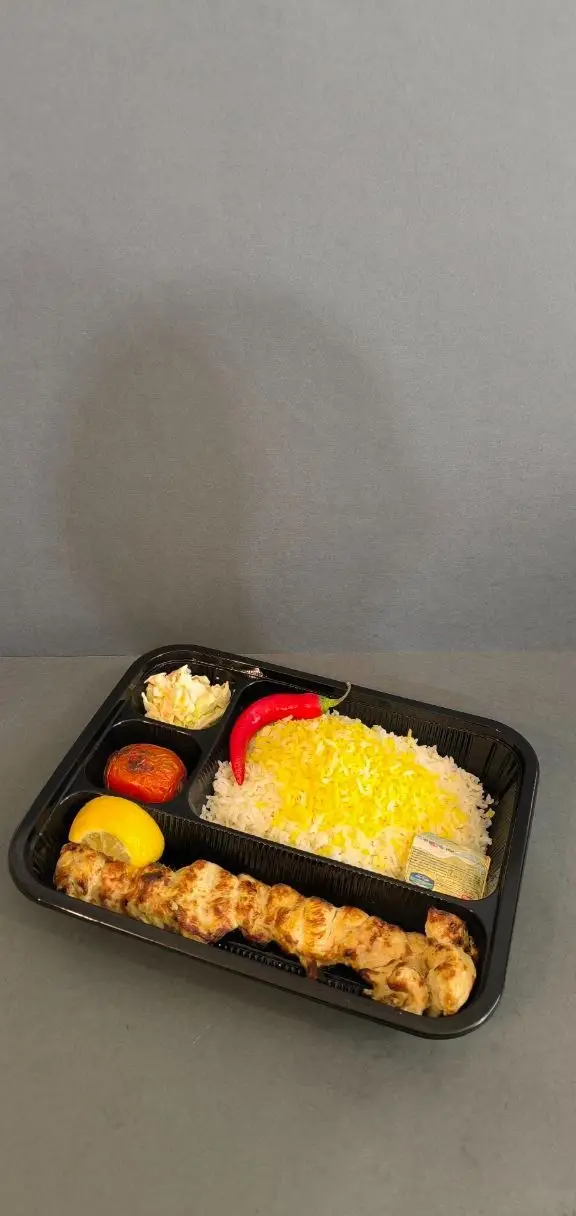 کترینگ لوتوس: چلو جوجه کباب زعفرانی همراه با گوجه کبابی، فلفل، لیمو و سالاد. غذای لذیذ ایرانی بیرون بر.