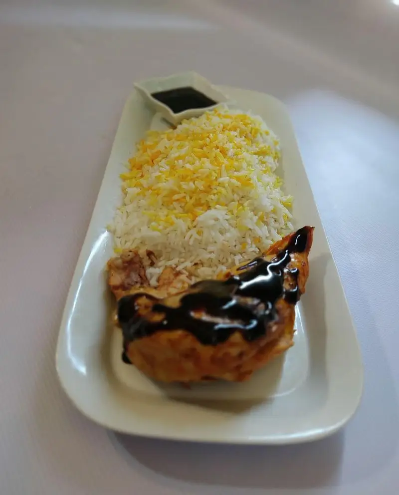 چلو مرغ لذیذ و باکیفیت کترینگ لوتوس: برنج زعفرانی خوش عطر و مرغ آبدار با سس مخصوص، یک تجربه غذایی ایرانی بی‌نظیر.