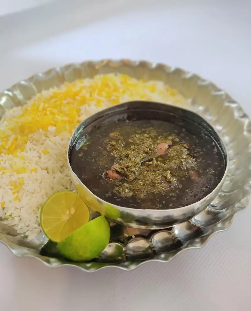 غذای اصیل ایرانی قورمه سبزی با برنج زعفرانی از کترینگ لوتوس. ایده‌آل برای سفارش آنلاین و پذیرایی مجالس شما. طعم خانگی و عالی.