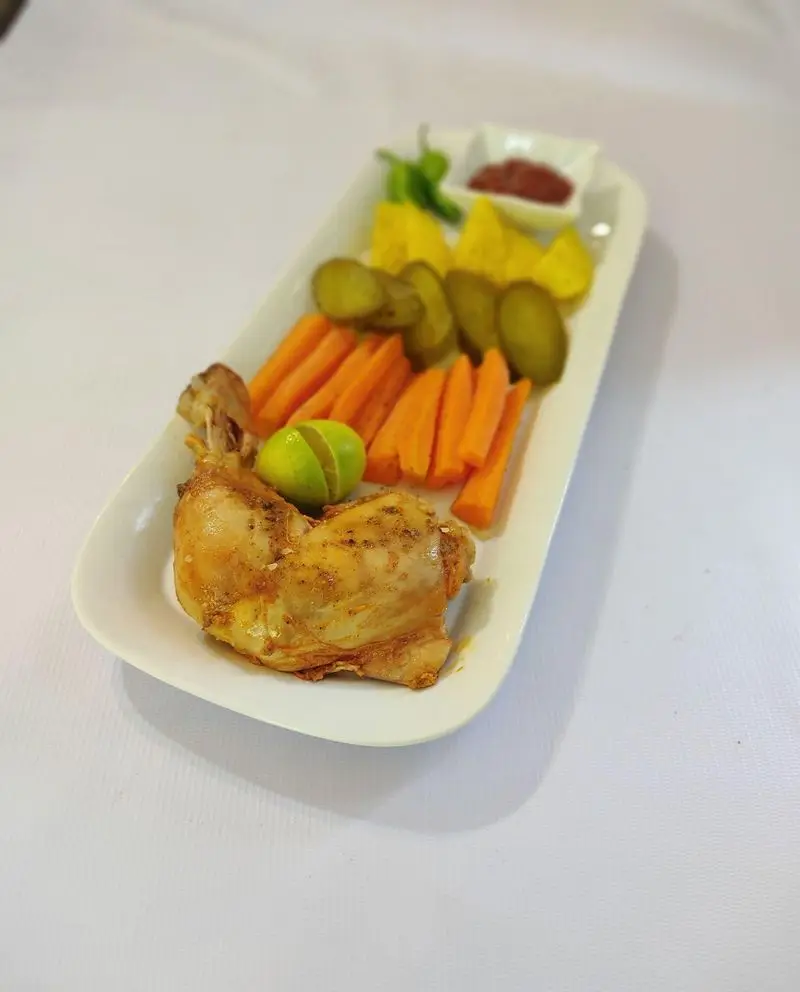 یک وعده غذای کامل و سالم از کترینگ لوتوس: ران مرغ طلایی سوخاری، هویج تازه، خیارشور، سیب زمینی و فلفل سبز با سس خوش طعم.