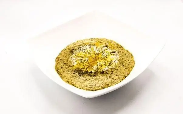 تصویری از مزه یا دیپ خاص کترینگ لوتوس، با تزیین زیبا و رنگ‌بندی جذاب، مناسب برای پیش‌غذاهای لذیذ و مجالس شما.