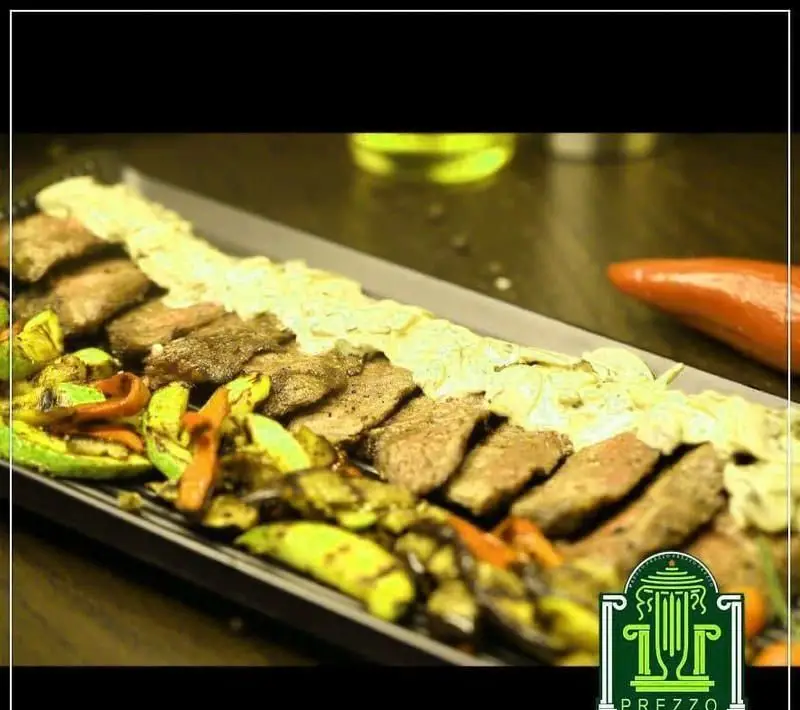 پلاتر استیک و سبزیجات گریل شده تازه، همراه با سس مخصوص و خوش‌طعم در رستوران ایتالیایی پرزو، برای یک وعده غذایی فراموش‌نشدنی.