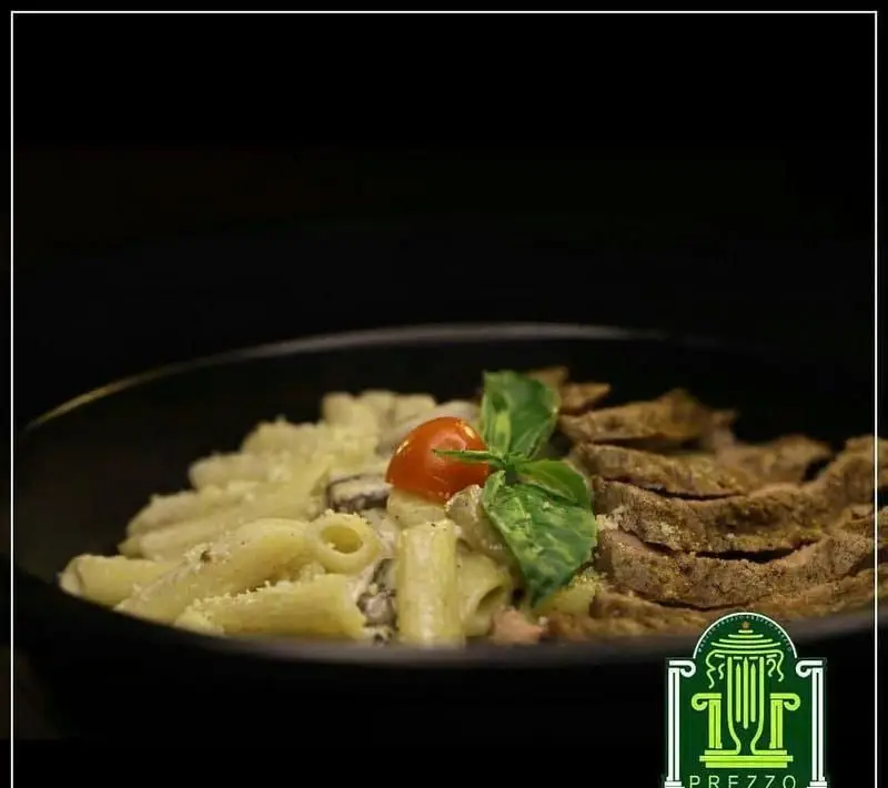 پاستا خامه‌ای با قارچ و استیک گریل شده لذیذ در رستوران ایتالیایی پرزو. غذایی عالی برای شام و تجربه طعم اصیل ایتالیا در فضایی دلنشین.