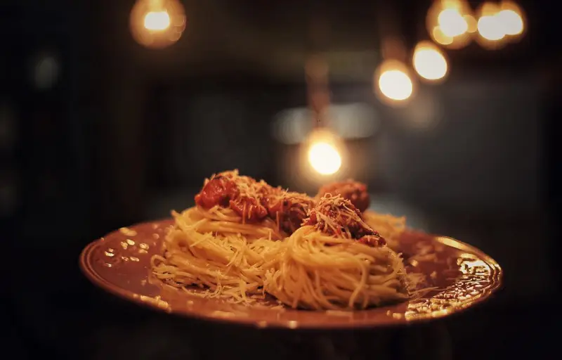 اسپاگتی خوشمزه با سس گوشت و کوفته قلقلی به همراه پنیر پارمزان در کافه ژوان. لذت غذای باکیفیت در محیطی آرام و دلنشین.