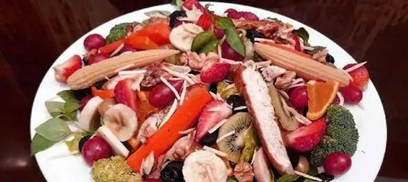 سالاد سالم و رژیمی پیتزایی ایران ویچ با مرغ گریل شده، میوه‌ها و سبزیجات تازه نظیر توت فرنگی، کیوی، موز، بروکلی، ذرت و هویج.