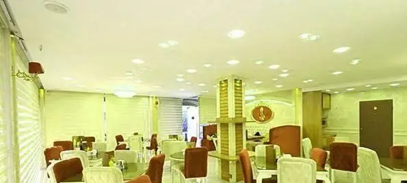 تصویری از محیط داخلی وسیع و روشن پیتزایی ایران ویچ، ایده‌آل برای صرف پیتزاهای خوشمزه در فضایی دلنشین و دکوراسیون زیبا.