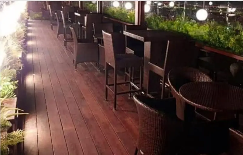 تراس روف گاردن رستوران فرنگی بامیکا لانژ در شب، با چیدمان میز و صندلی‌های مدرن و نورپردازی گرم، محیطی دلنشین برای مشتریان.