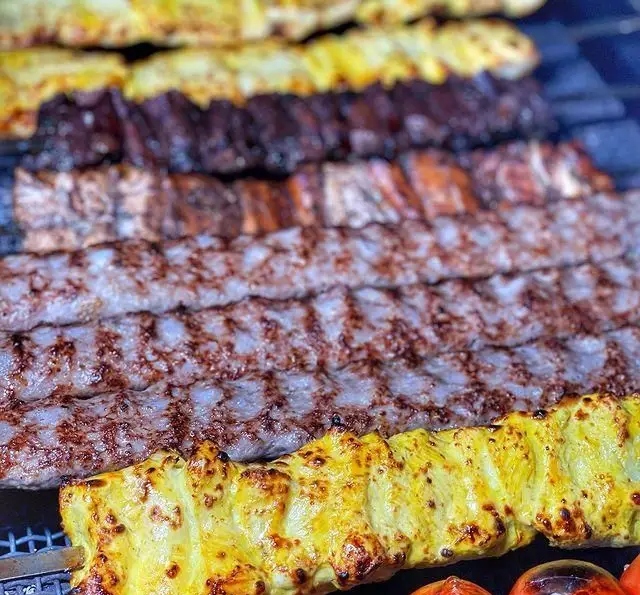 انواع کباب ایرانی تازه و خوشمزه رستوران گیلار شامل کباب کوبیده، جوجه و چنجه، در حال گریل شدن برای مشتریان.