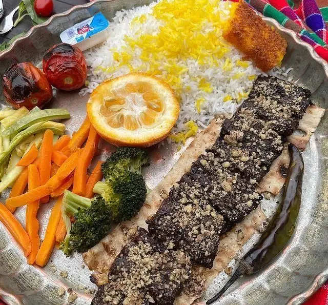 کباب ترش گردویی رستوران گیلار با چلو زعفرانی و سبزیجات متنوع. غذای لذیذ و اصیل گیلانی و ایرانی.