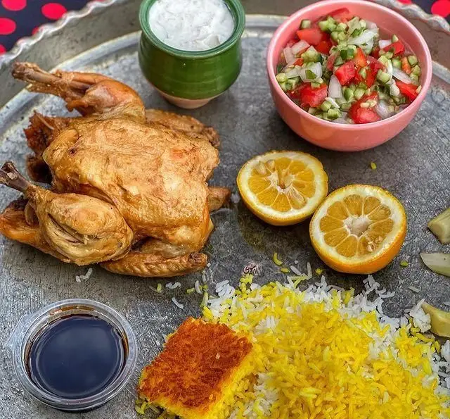 غذای اصیل رستوران گیلار: مرغ بریان کامل با برنج زعفرانی، ته دیگ طلایی، سالاد شیرازی و ماست. طعمی بی‌نظیر و خوشمزه.