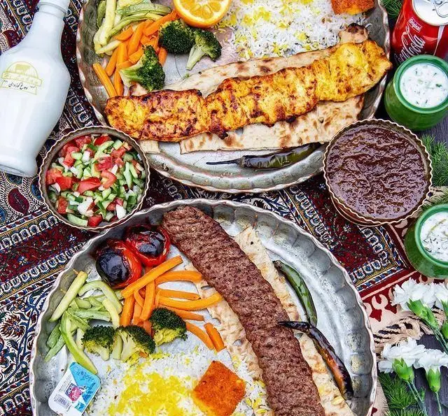 غذای خوشمزه رستوران گیلار: جوجه کباب، کباب کوبیده، پلو، سالاد شیرازی و دوغ. تجربه طعم اصیل غذای ایرانی با مخلفات کامل.
