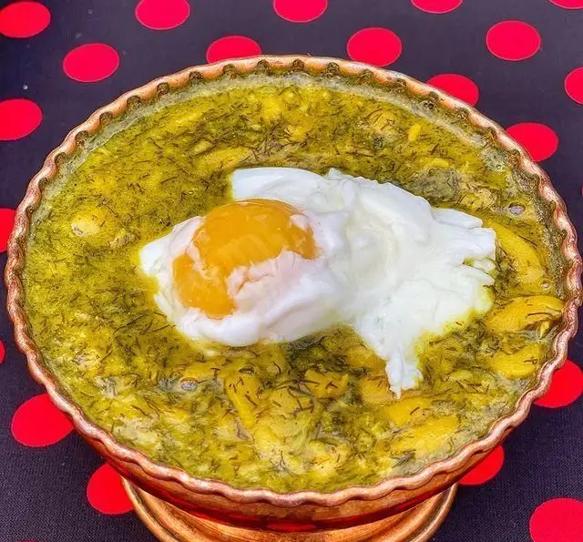 باقالی قاتق گیلانی رستوران گیلار در کاسه مسی سنتی با تخم مرغ عسلی و شوید معطر، غذای محبوب شمال ایران.