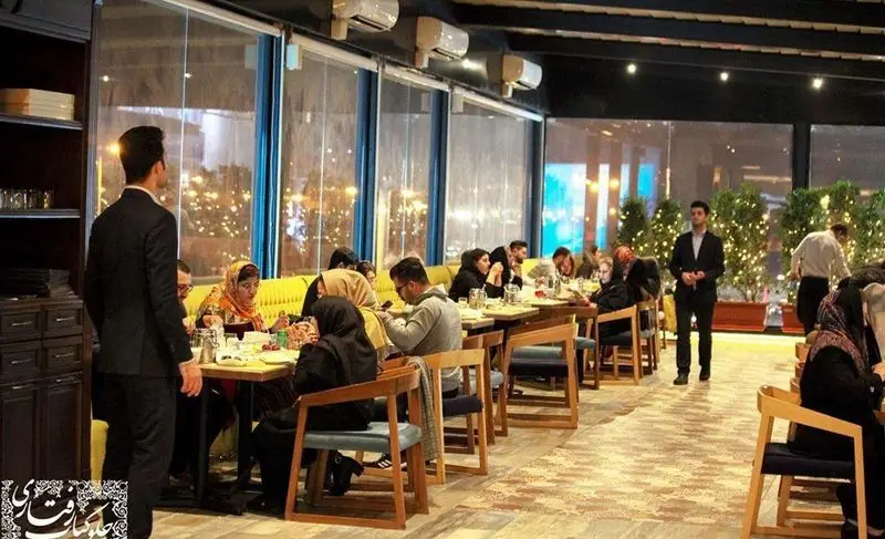 تجربه غذاخوری در محیط داخلی شیک و مدرن رستوران رفتاری. مشتریان و کارکنان، فضایی گرم و دلپذیر برای وعده ای فراموش‌نشدنی.