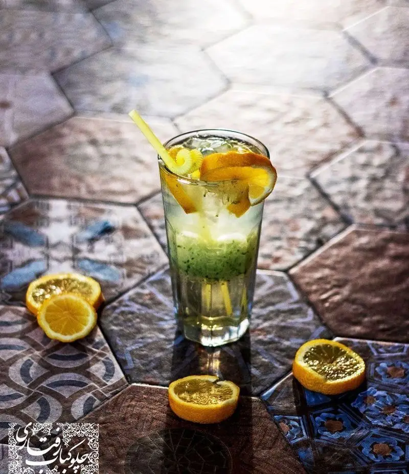 نوشیدنی خنک موهیتو با لیمو و نعناع در رستوران رفتاری؛ تجربه‌ای دلچسب از طعم‌های تازه در فضایی دلنشین.