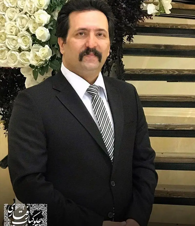 تصویر مدیر با لباس رسمی در رستوران رفتاری، نشان دهنده کیفیت و خدمات عالی این مجموعه غذاخوری محبوب ایرانی.