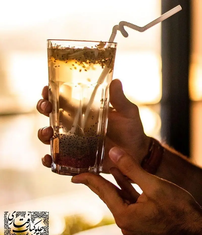 نوشیدنی خنک و دلپذیر تخم شربتی و فالوده در رستوران رفتاری؛ ایده‌آل برای روزهای گرم تابستان. لذت طعم اصیل ایرانی.