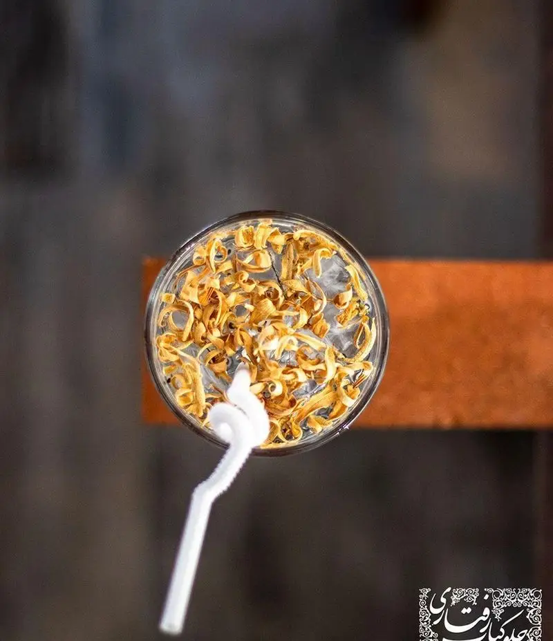 نوشیدنی خنک رستوران رفتاری با پیچک‌های پرتقال و یخ. طعمی بی‌نظیر برای لذت بردن از لحظات دلپذیر شما.