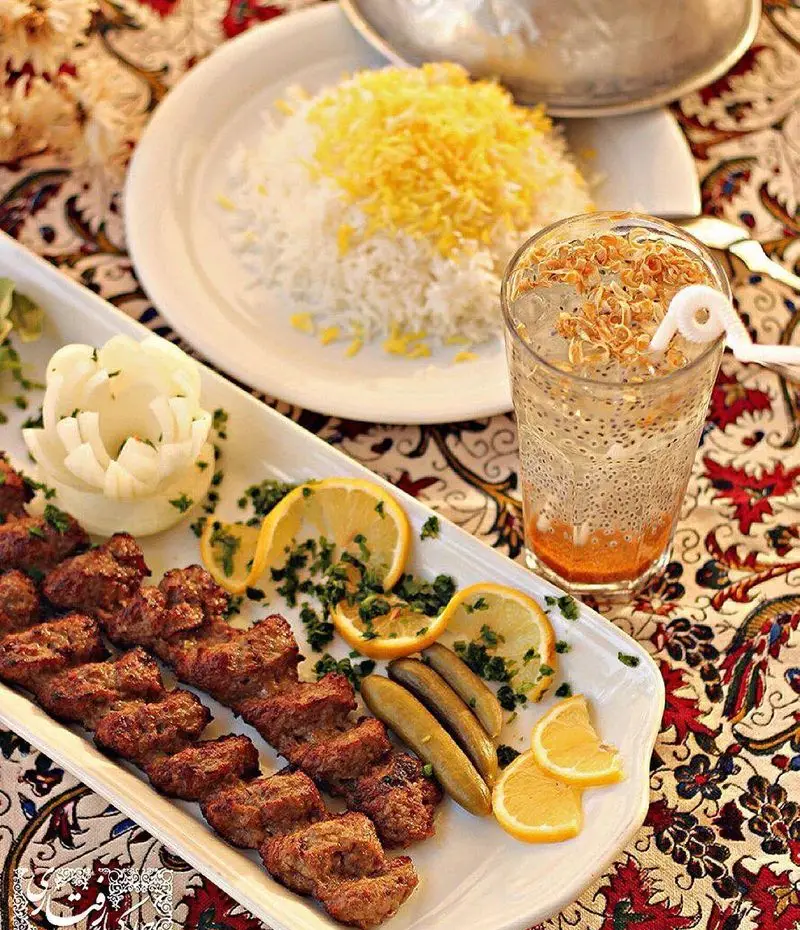 سینی کباب و چلو زعفرانی رستوران رفتاری، همراه با شربت خنک و ترشیجات. تجربه غذای اصیل ایرانی در محیطی سنتی و دلنشین.