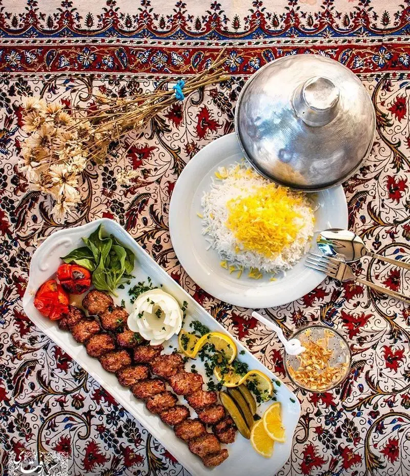 کباب کوبیده خوشمزه و چلو زعفرانی رستوران رفتاری، غذای اصیل و سنتی ایرانی برای یک تجربه غذایی بی‌نظیر و دلنشین.