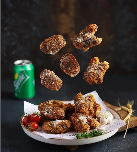 مرغ سوخاری ترد و خوشمزه چیک کوک با چاشنی مخصوص و اسپریت، ترکیبی بی‌نظیر برای تجربه غذای لذیذ و کریسپی فست فود.