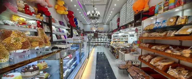 تصویری از فروشگاه بزرگ نان شیرینی کندو، ارائه دهنده مجموعه‌ای بی‌نظیر از کیک‌های تازه، انواع شیرینی، نان‌های لذیذ و خشکبار با کیفیت.