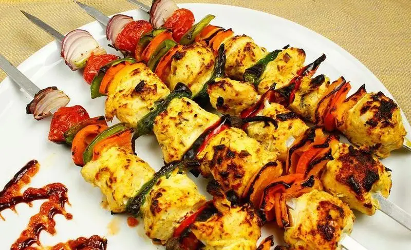 جوجه کباب آبان با تکه‌های مرغ زعفرانی، فلفل دلمه‌ای، گوجه و پیاز کبابی خوش‌رنگ و خوش‌طعم. ایده‌آل برای رستوران آبان.