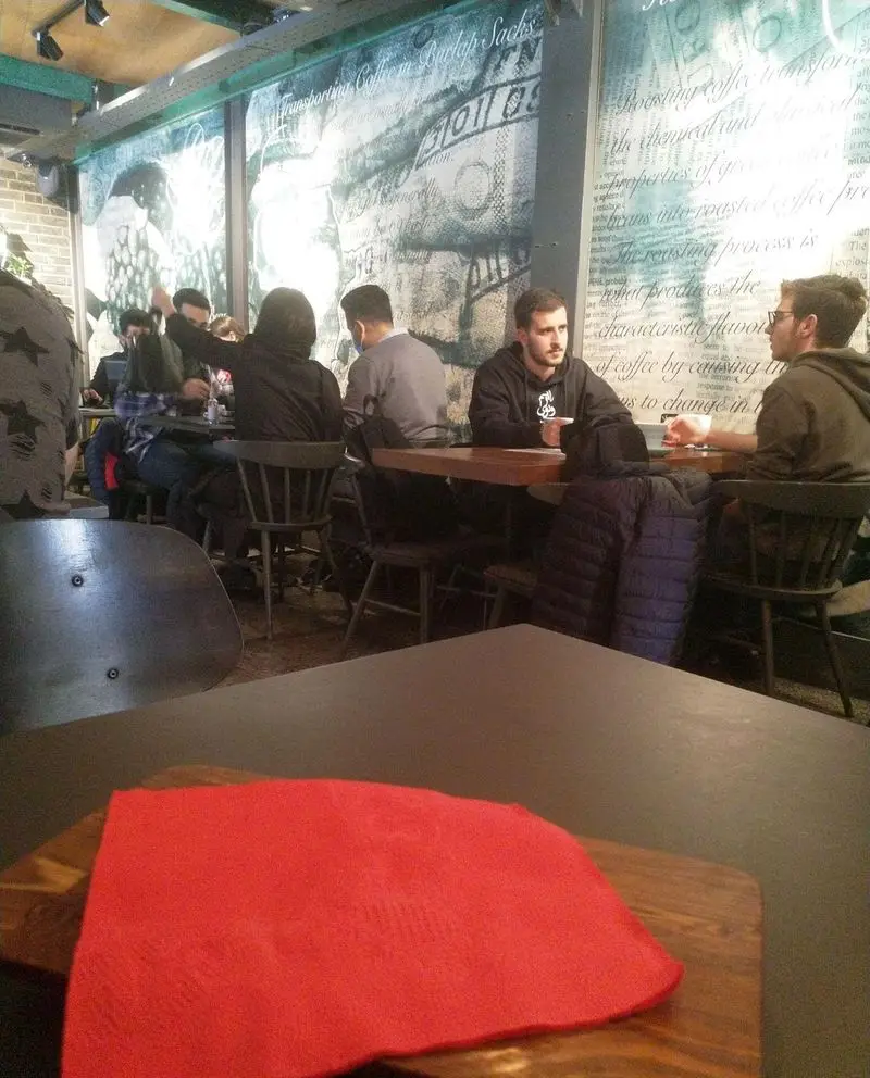 فضای دنج و دوستانه کافه رستوران البا با مشتریانی که در حال گفت‌وگو و لذت بردن از لحظات خود هستند، دکوراسیون جذاب و گرم.