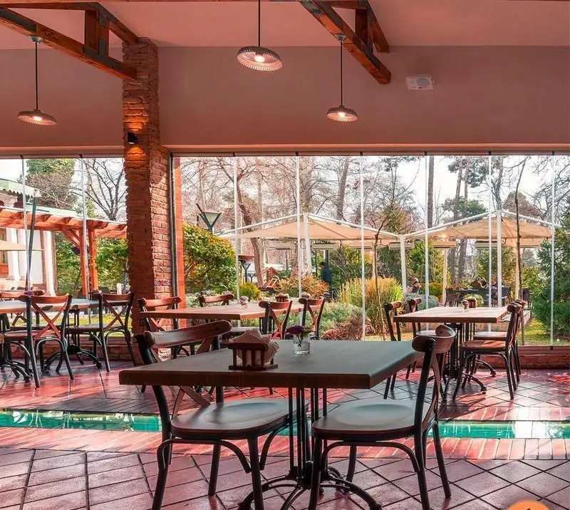 محیط دنج و دلنشین رستوران های‌نون با دکوراسیون داخلی شیک و چشم‌انداز زیبای فضای سبز و آلاچیق‌های بیرونی.